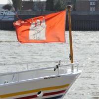 3685_2571 Eine Hamburgflagge weht im starten Wind an einem Schiffsbug. | 